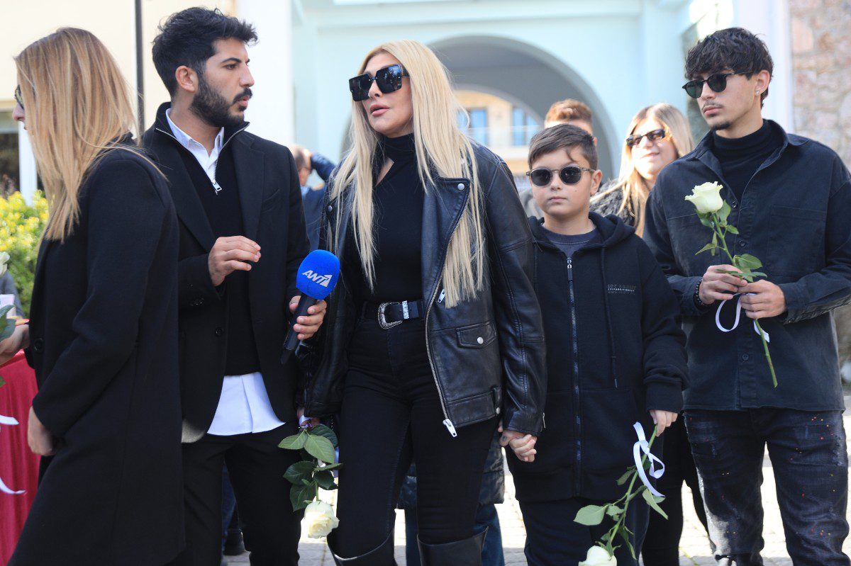 Η Αγγελική Ηλιάδη με τα παιδιά της στην κηδεία της Καίτης Γκρέυ