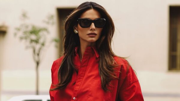 Η Ηλιάνα Παπαγεωργίου με κόκκινο πουκάμισο