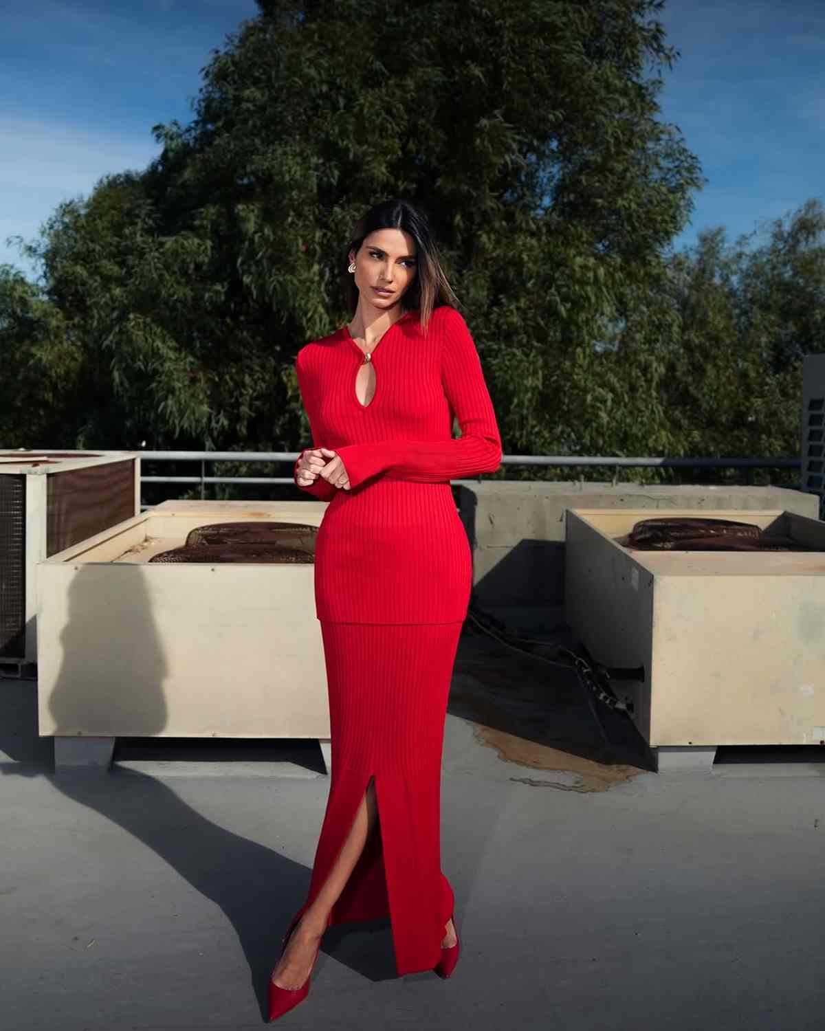 H Ηλιάνα Παπαγεωργίου με κόκκινο σύνολο