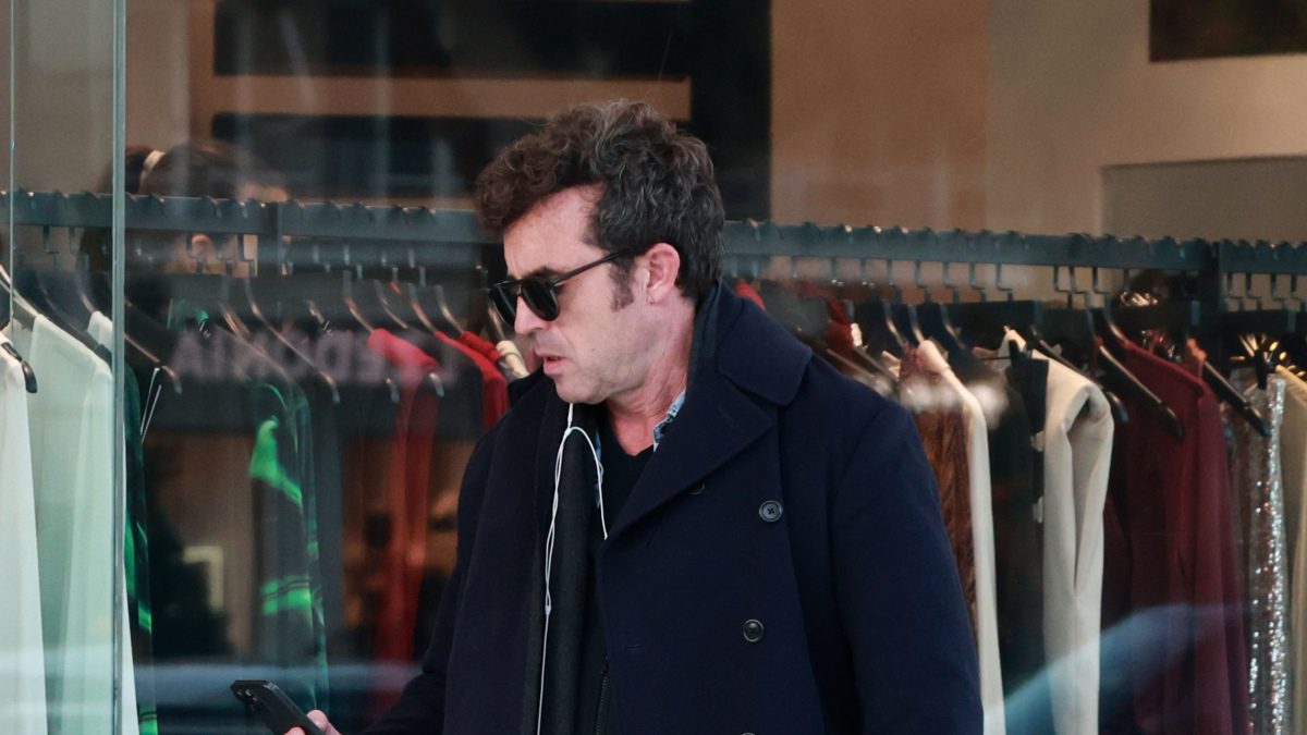 Ο Ηλίας Κρασσάς με γυαλιά ηλίου στο πρόσωπο