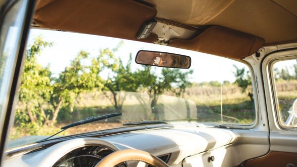 Ζευγάρι σε αμάξι