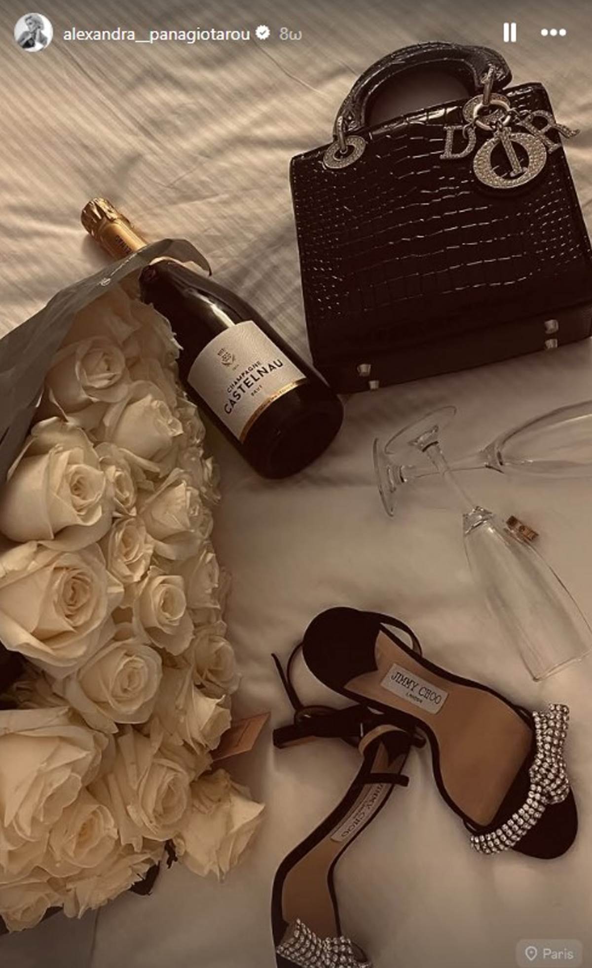 τσάντα dior και πέδιλα jimmy choo πάνω σε κρεβάτι