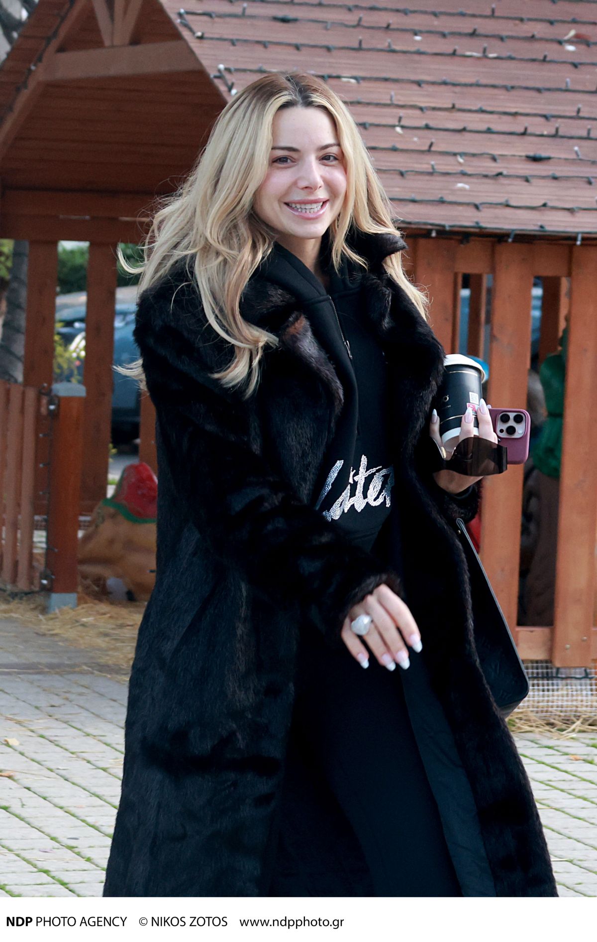 Η Josephine για καφέ στην Γλυφάδα