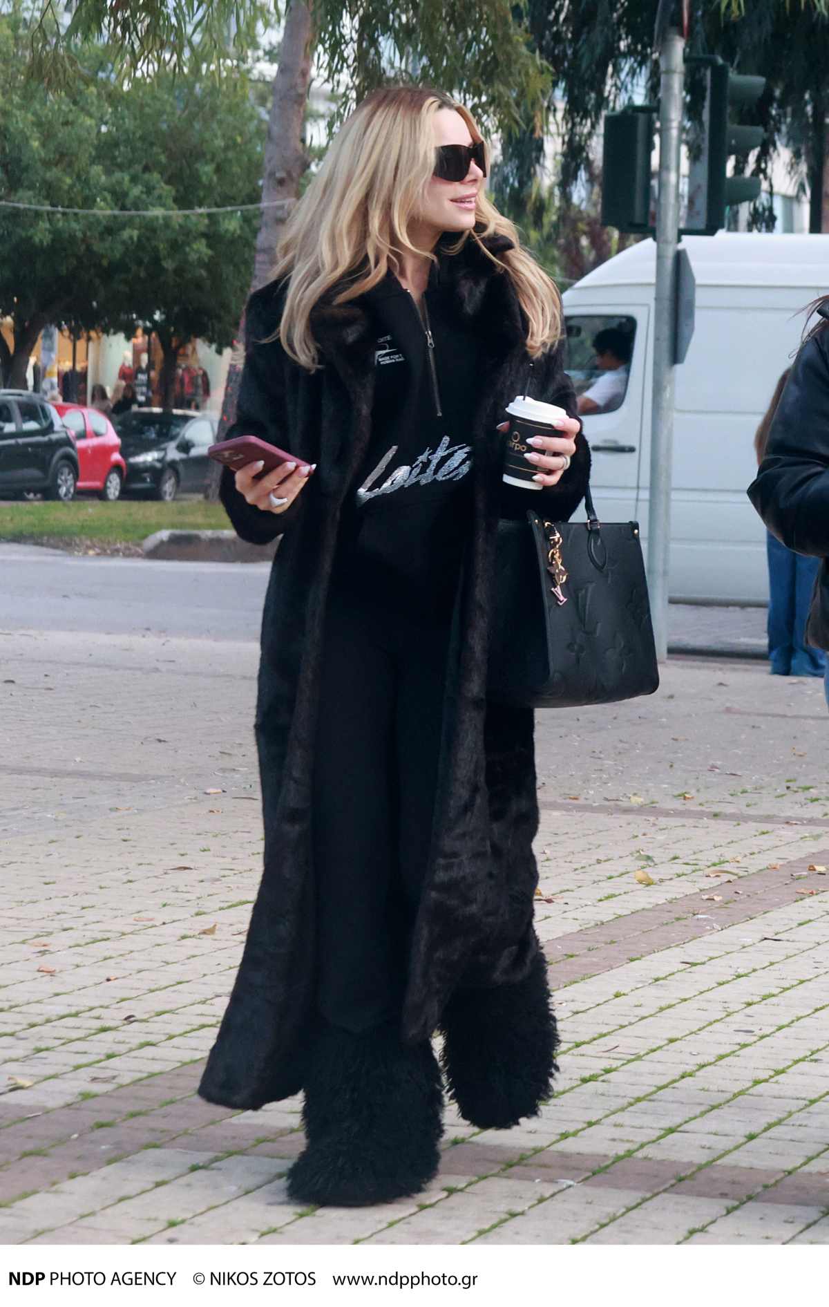 Η Josephine για καφέ στην Γλυφάδα