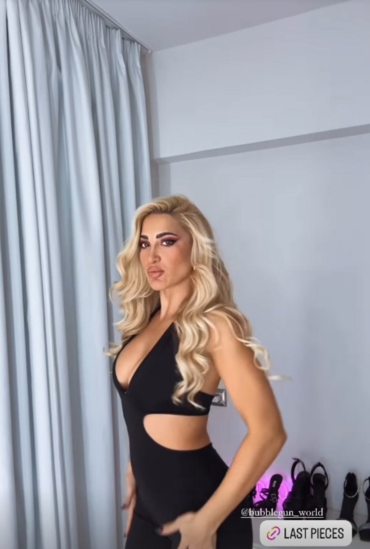 Η Ιωάννα Τούνη με μαύρη ολόσωμη φόρμα