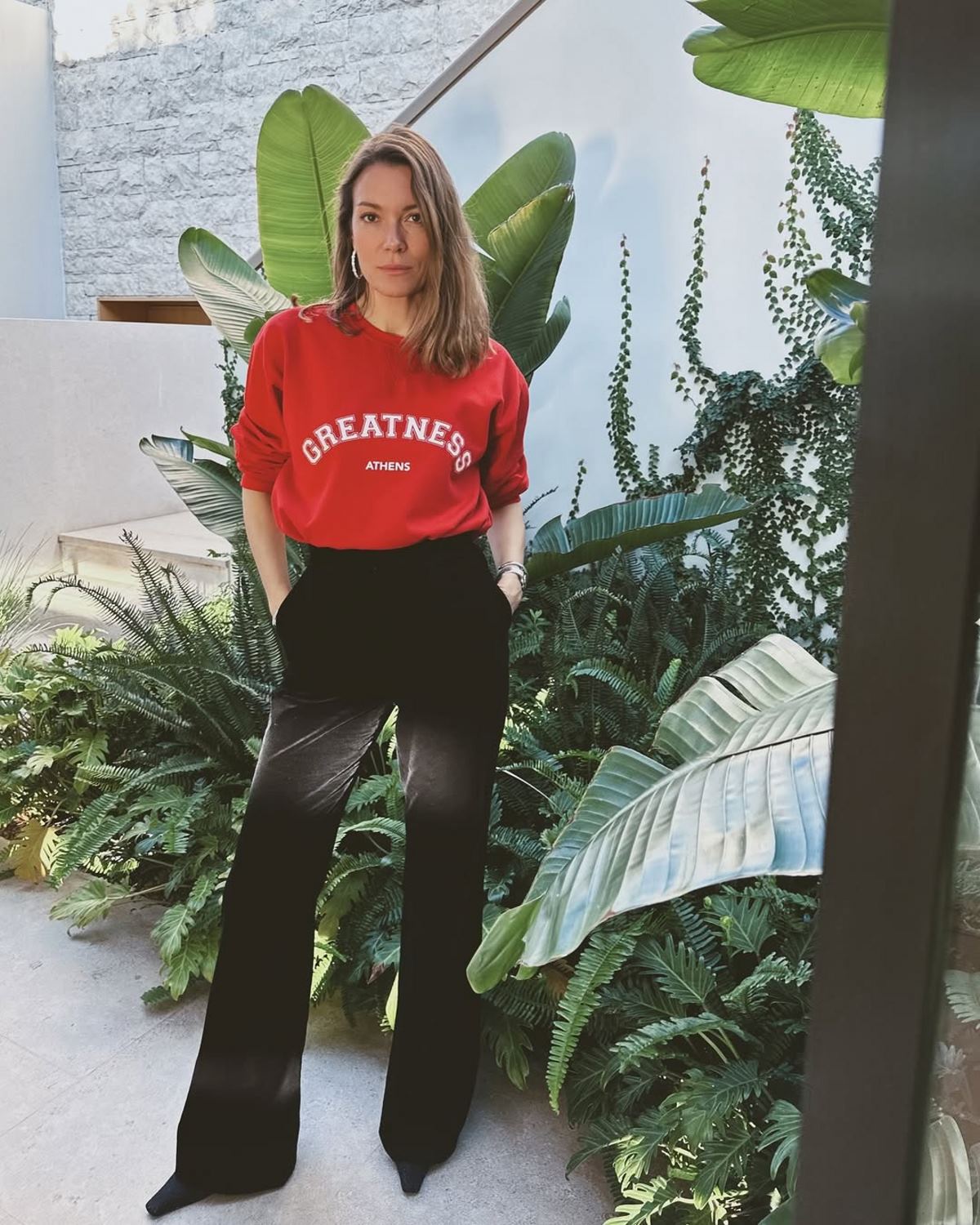 Η Βίκυ Καγιά ποζάρει στο σπίτι της