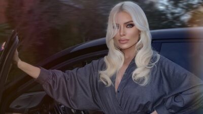 Η Κατερίνα καινούργιου μπροστά σε αυτοκίνητο