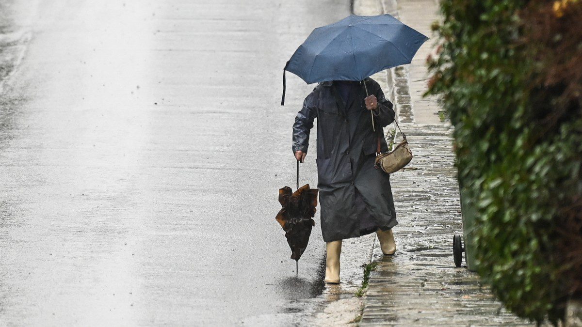 Μια γυναίκα με ομπρέλα στην βροχή