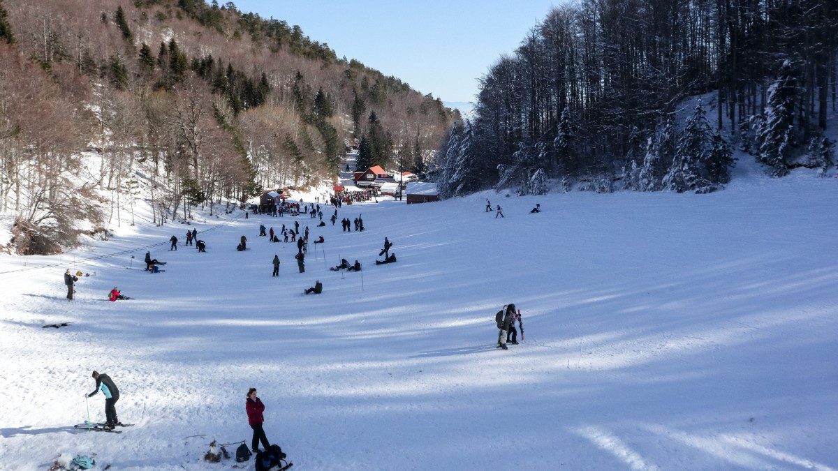 Χιόνια στο βουνό με κόσμο
