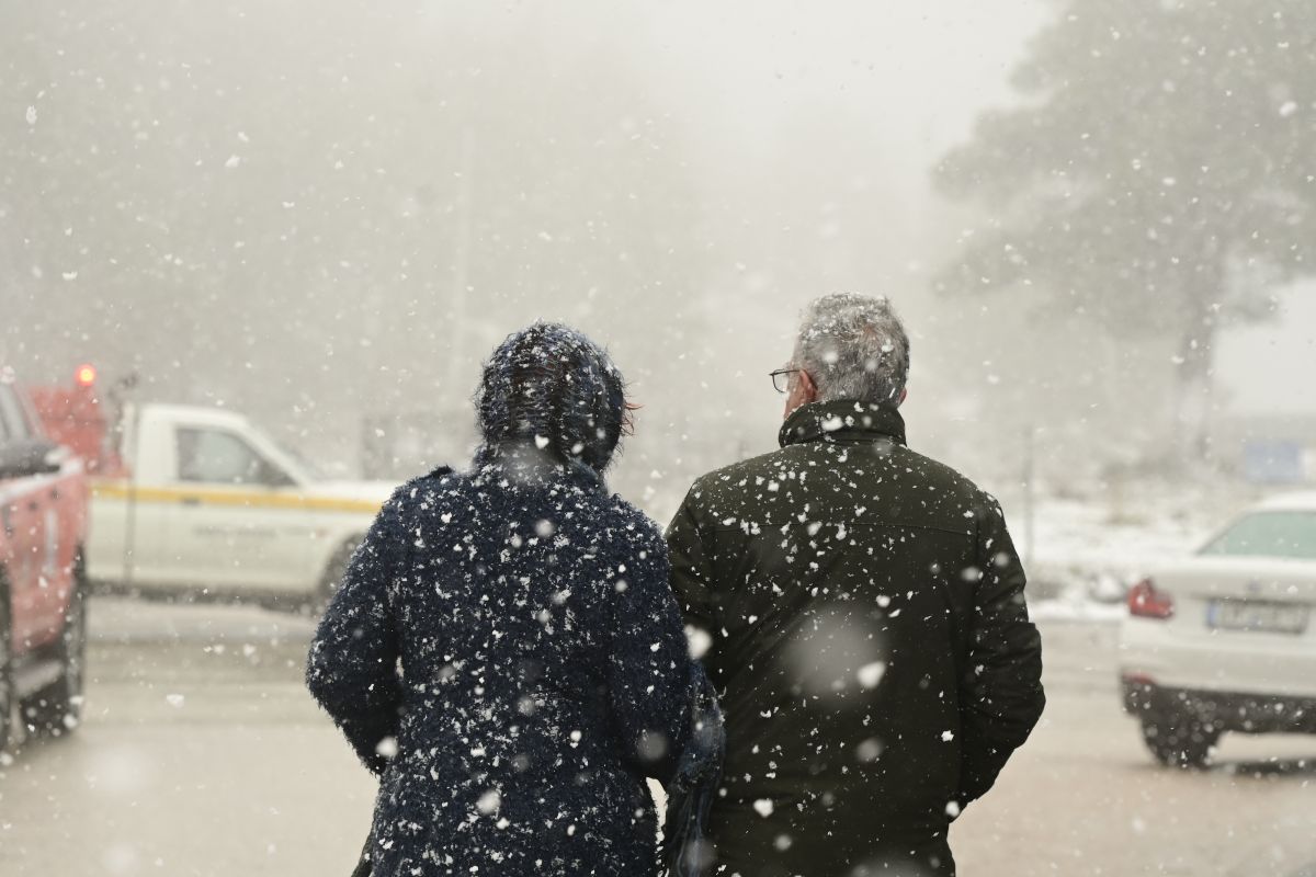 Ένα ηλικιωμένο ζευγάρι στα χιόνια