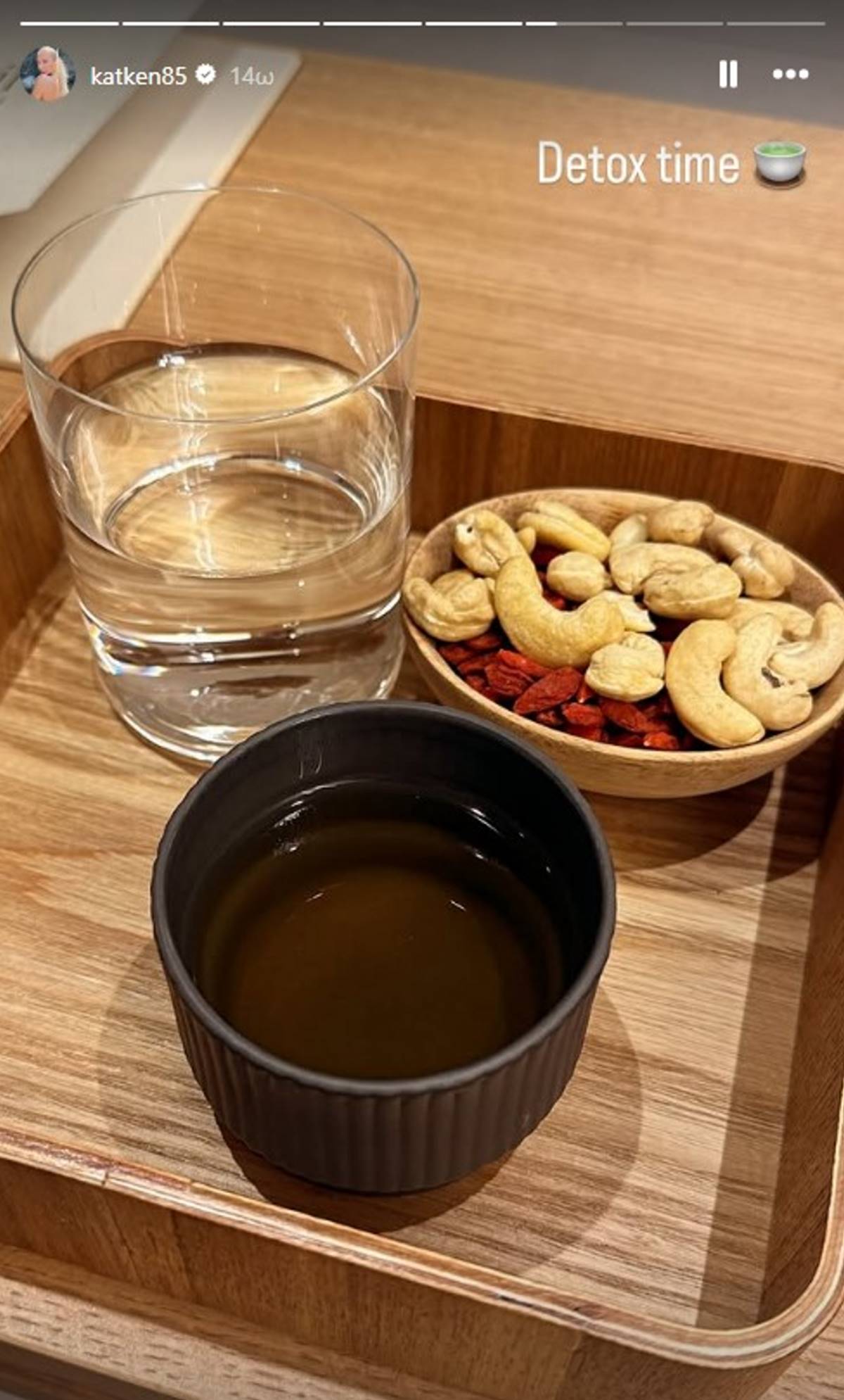 Τρεις τροφές για αποτοξίνωση, νερό, τσάι και ξηροί καρποί