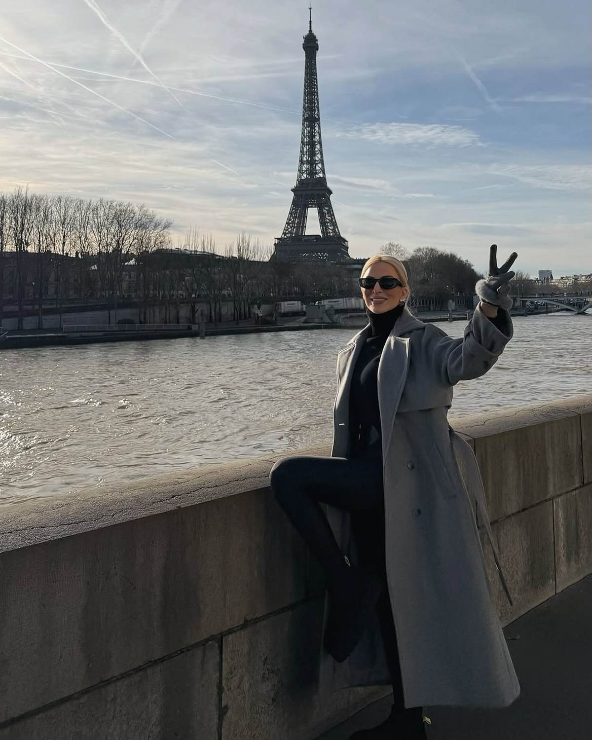 Το παλτό της Κατερίνας Καινούργιου είναι γκρι και το φοράει στο παρίσι