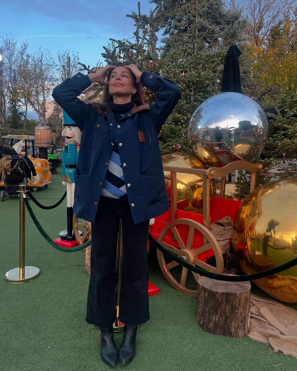 Η Κατερίνα Παπουτσάκη με σπορ σύνολο σε πάρκο