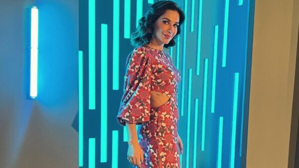 Η Κατερίνα παπουτσάκη σε πλατό εκπομπής