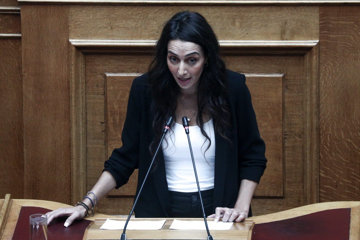 Η Κατερίνα Σπυριδάκη που λιποθύμησε στην κηδεία του Κώστα Σημίτη