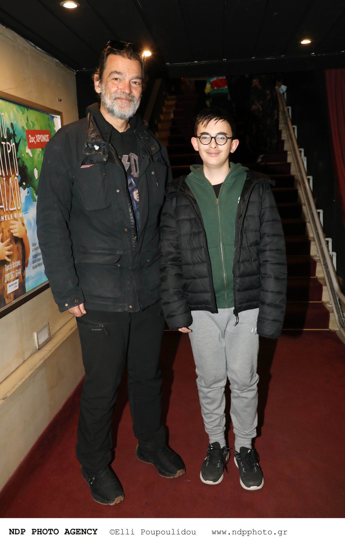 ο Κωνσταντίνος Καζάκος με τον γιο του σε έξοδό του