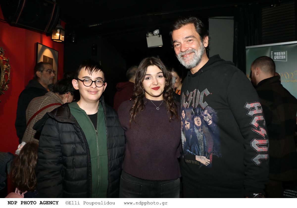 o Κωνσταντίνος Καζάκος με την αδερφή και τον γιο του