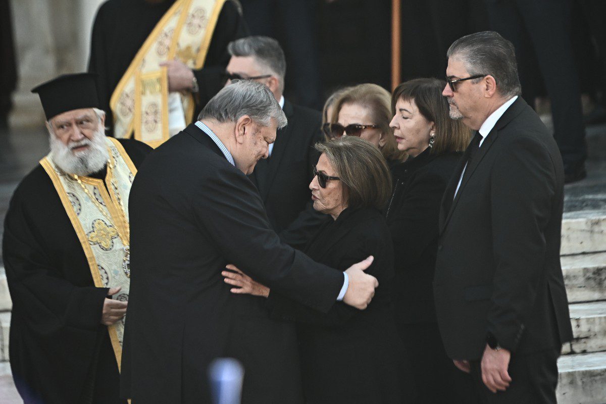 Η σύζυγος του Κώστα Σημίτη και ο Πάγκαλος στην κηδεία του