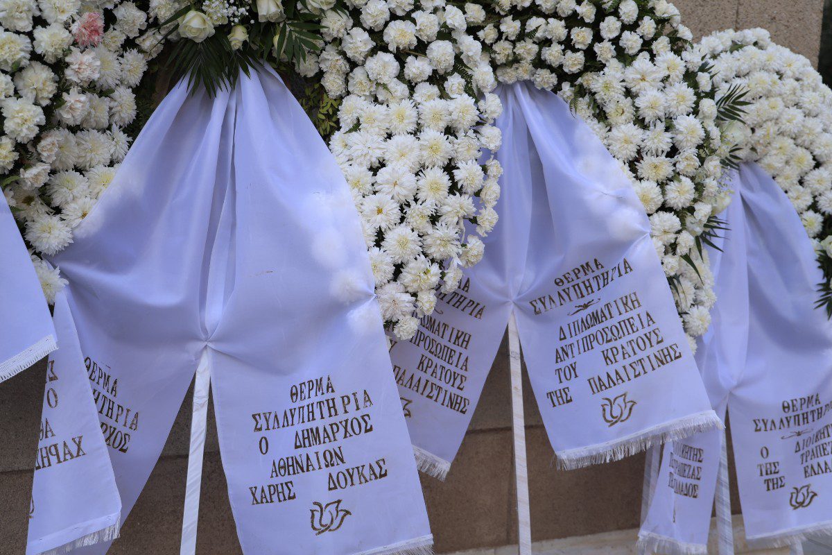 Το στεφάνι του Χάρη Δούκα για την κηδεία του Κώστα Σημίτη