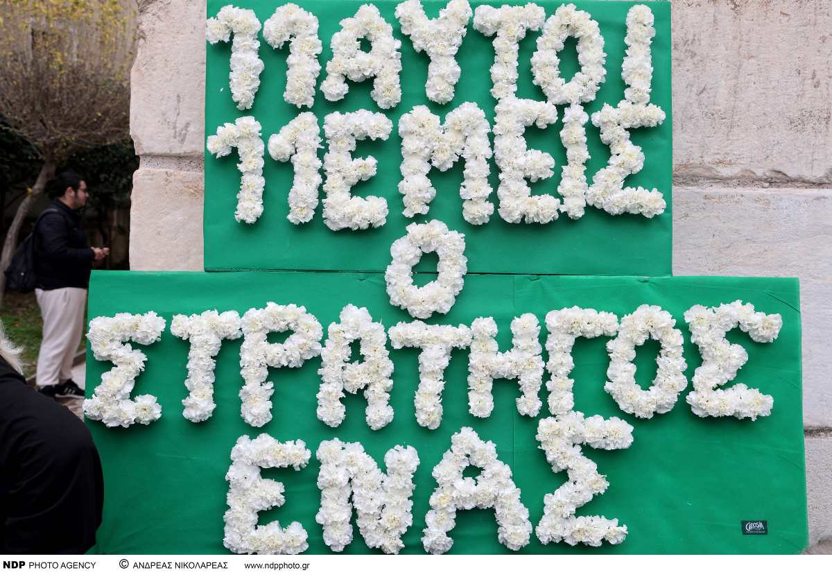 Λαϊκό προσκύνημα για τον Μίμη Δομάζο