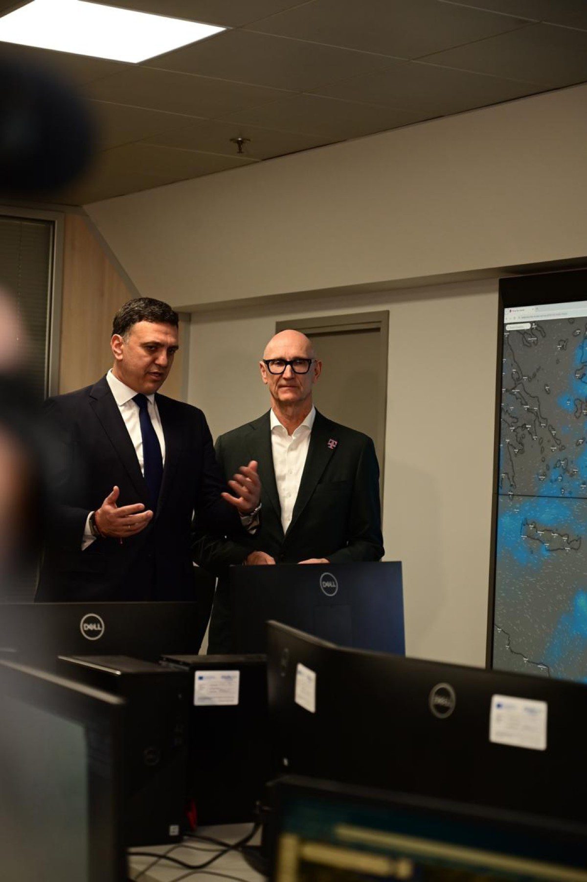 Στιγμιότυπα από την συνάντηση του CEO του Ομίλου Telekom στο Υπουργείο Κλιματικής Κρίσης και Πολιτικής Προστασίας με τον Υπουργό, Βασίλη Κικίλια