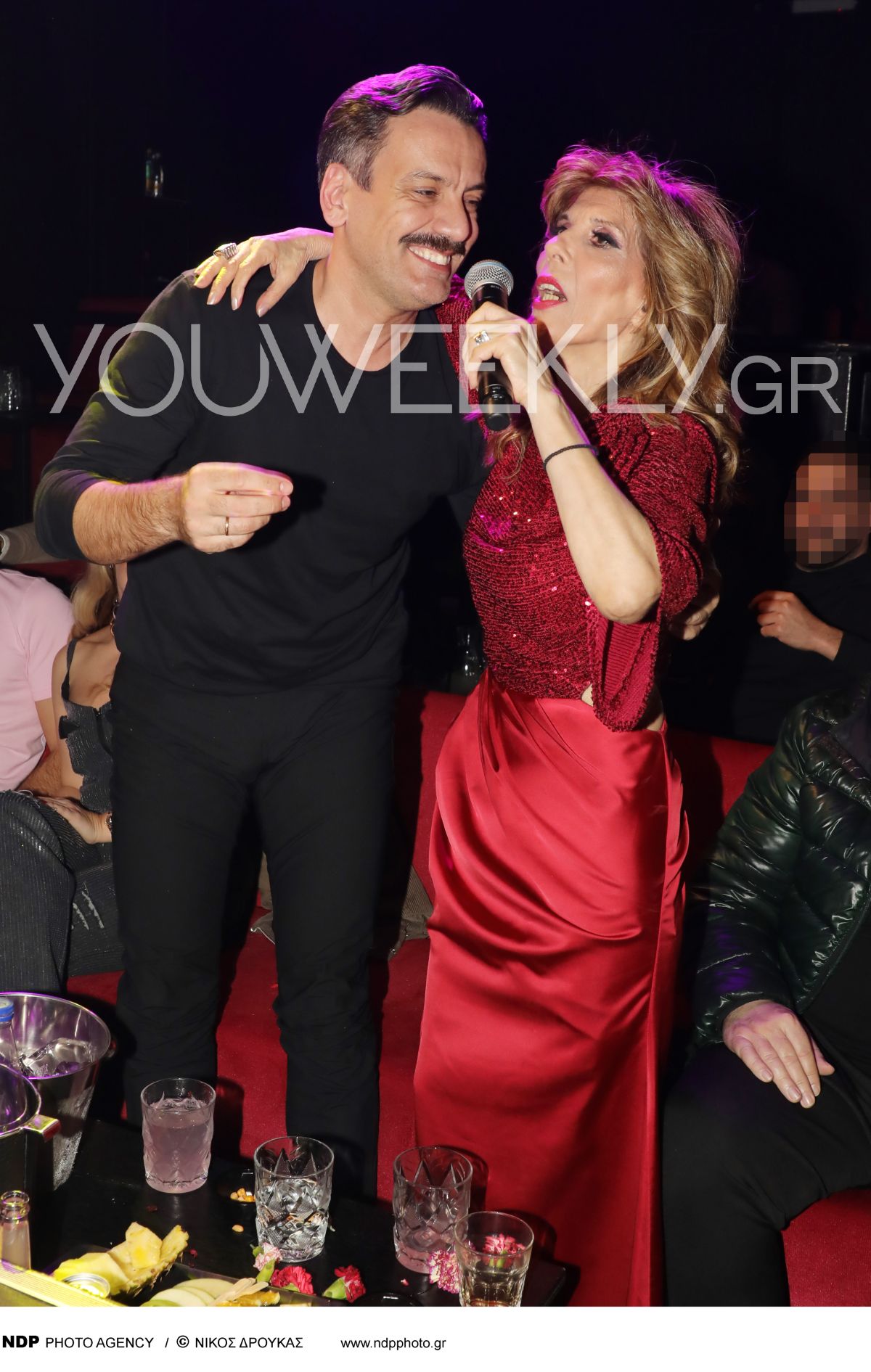 Ο Θάνος Κιούσης με την Κατερίνα Στανίση στα μπουζούκια