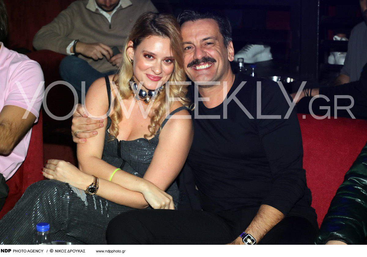 Ο Θάνος Κιούσης με την σύζυγό του αγκαλιά στα μπουζούκια