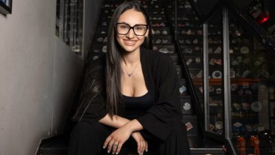 Η klavdia με μαύρο σύνολο