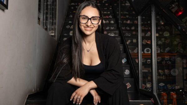 Η klavdia με μαύρο σύνολο