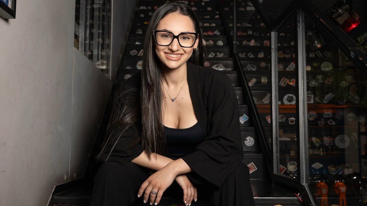 Η klavdia με μαύρο σύνολο