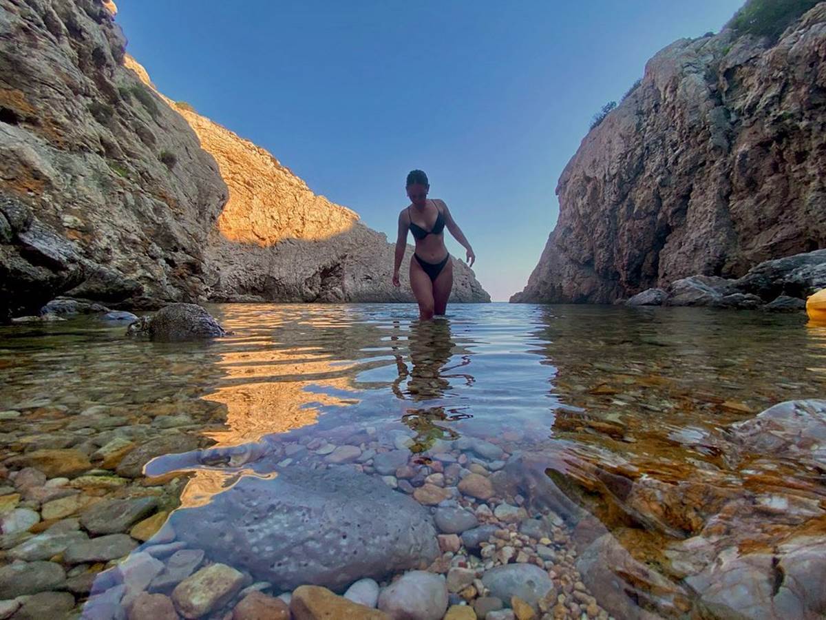 Η Κλαυδία με μαγιό στη θάλασσα