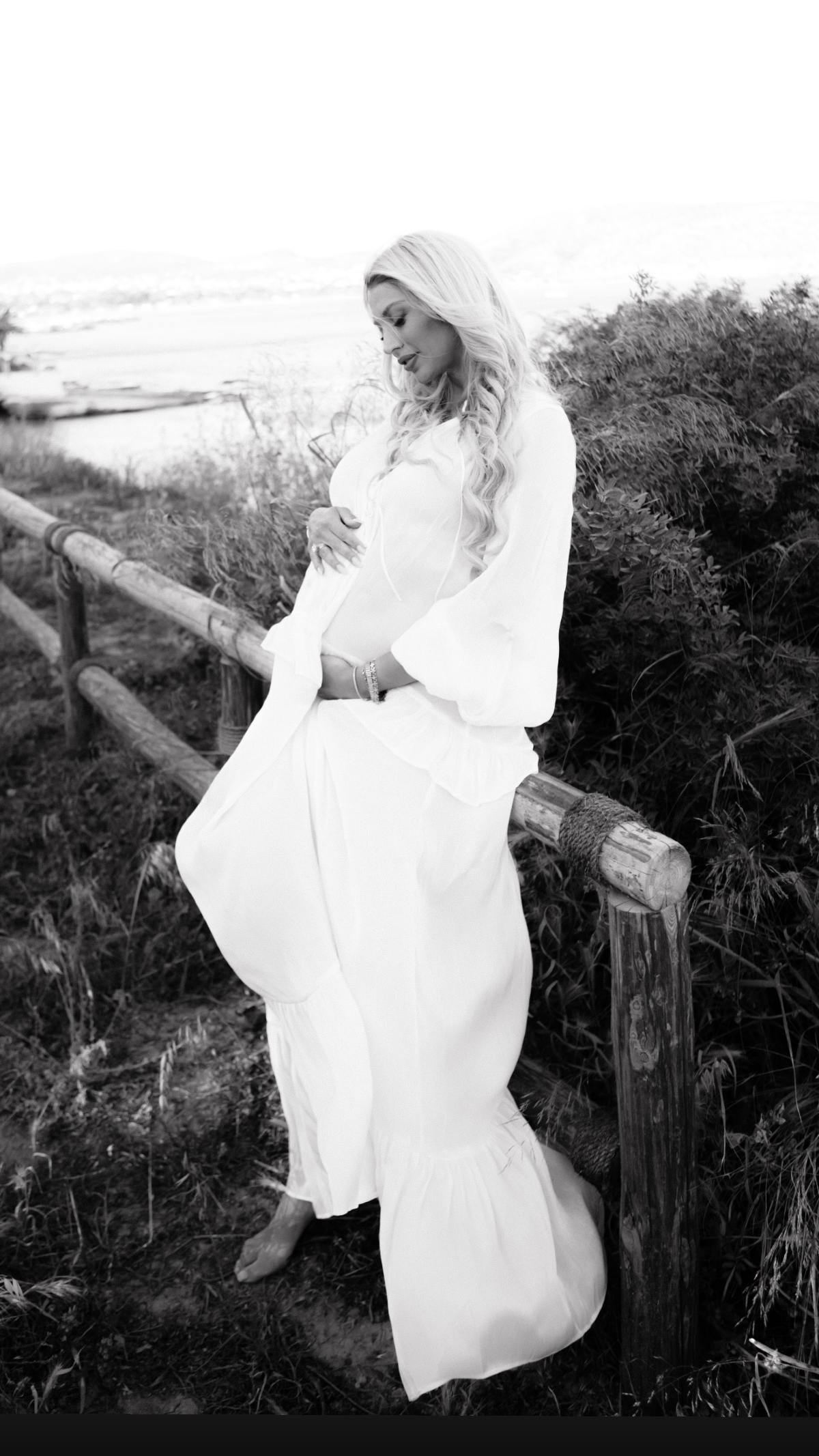 Η Κωνσταντίνα Σπυροπούλου ποζάρει λευκοντυμμένη με την κοιλιά της