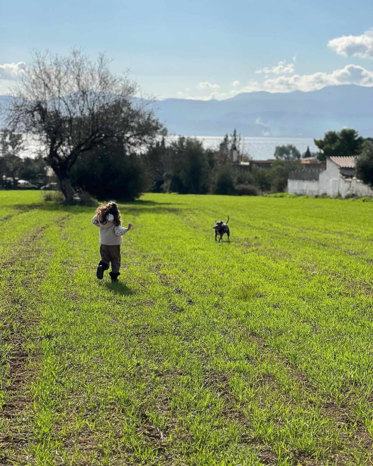 Η κόρη του Γιώργου Λιανού με τον σκύλο τους στην εξοχή