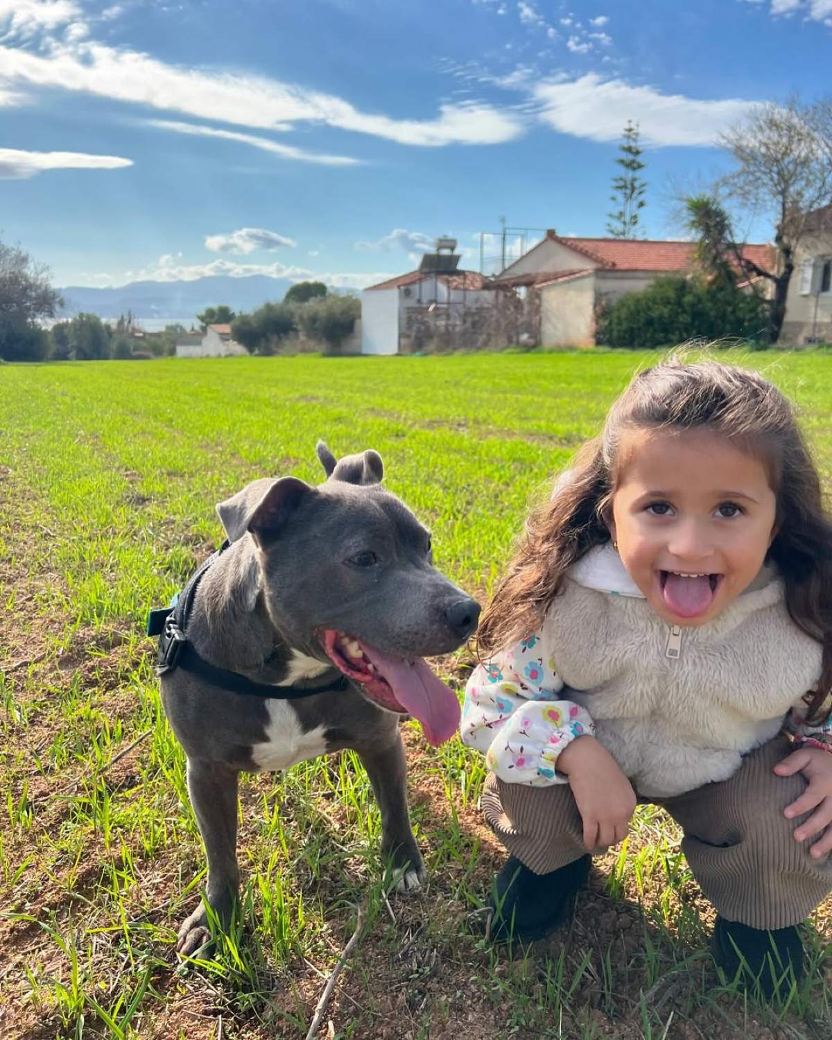 Η κόρη του Γιώργου Λιανού με τον σκύλο τους