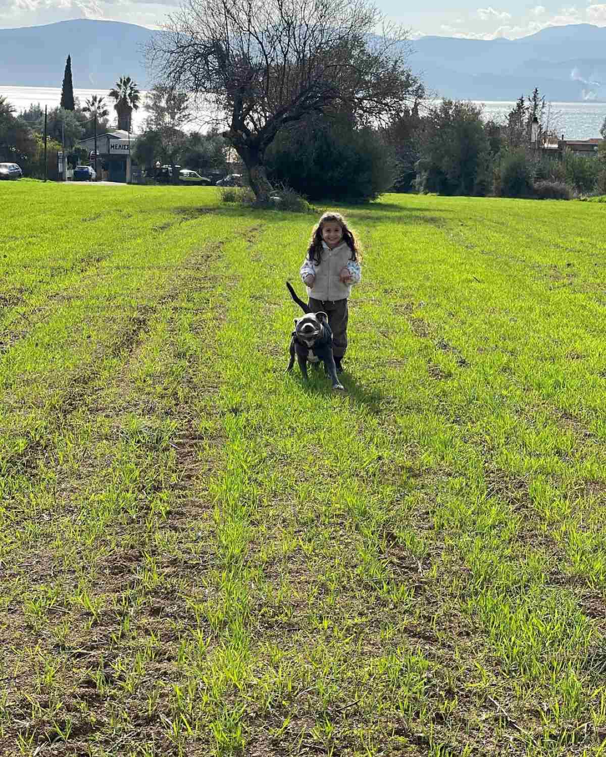 Η κόρη του Γιώργου Λιανού με τον σκύλο τους σε εκδρομή