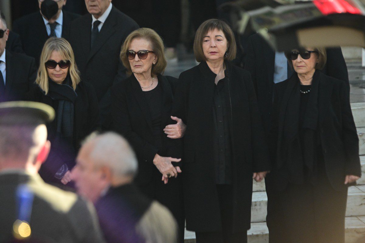 Οι κόρες του Κώστα Σημίτη στην κηδεία του
