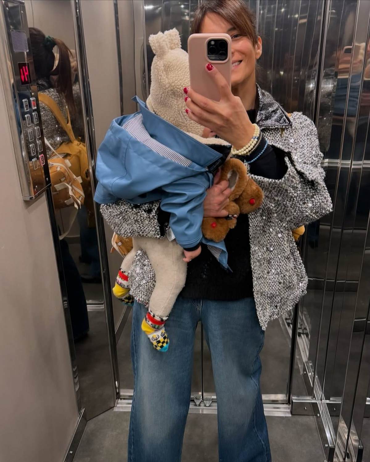 H Αντιγόνη Κουλουκάκου στο ασανσέρ βγάζει σέλφι με τον γιο της