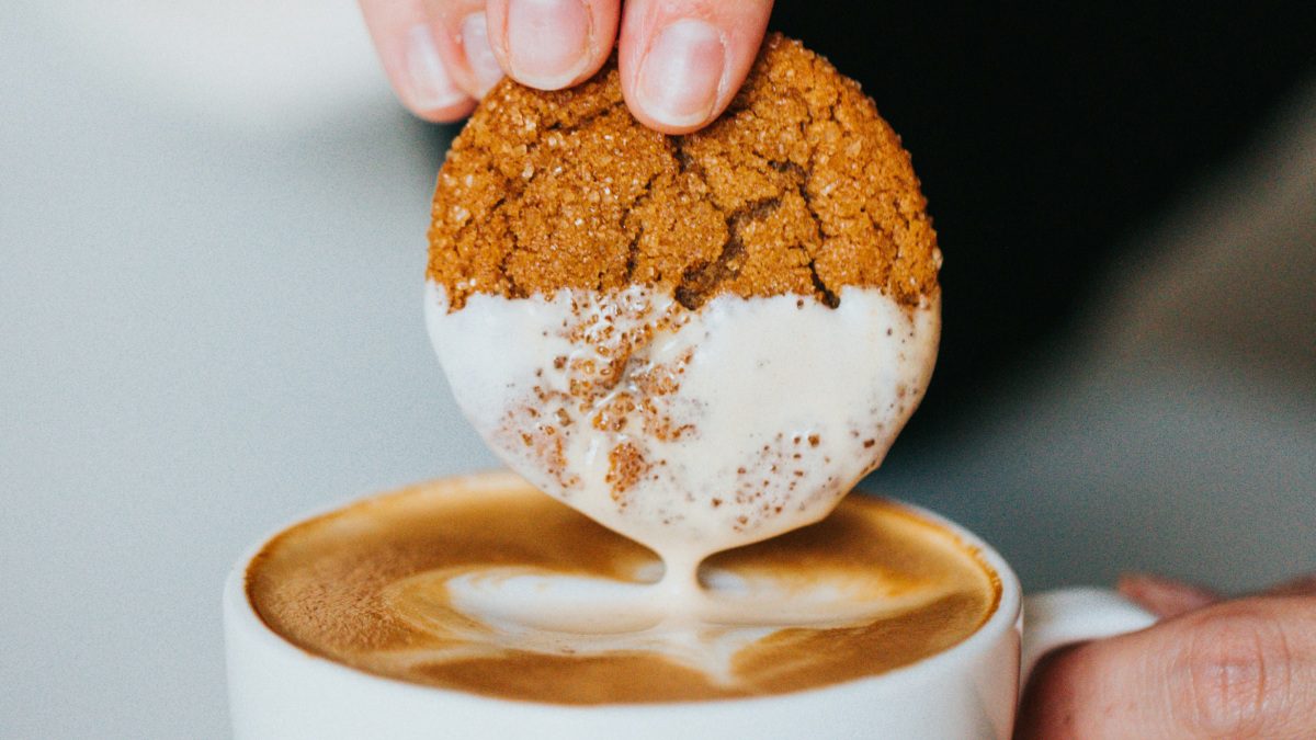 Κουλουράκι βουτηγμένο σε καφέ