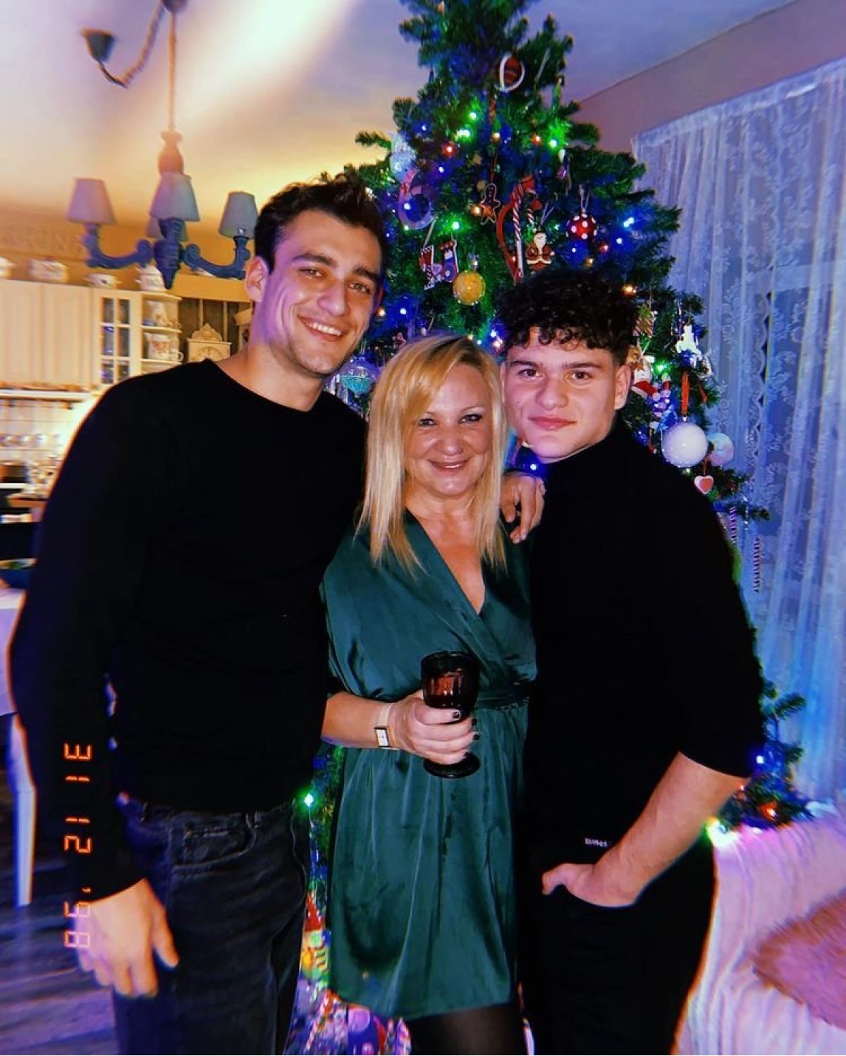 Η πρώην σύζυγος του Στέλιου Κρητικού με τα παιδιά τους