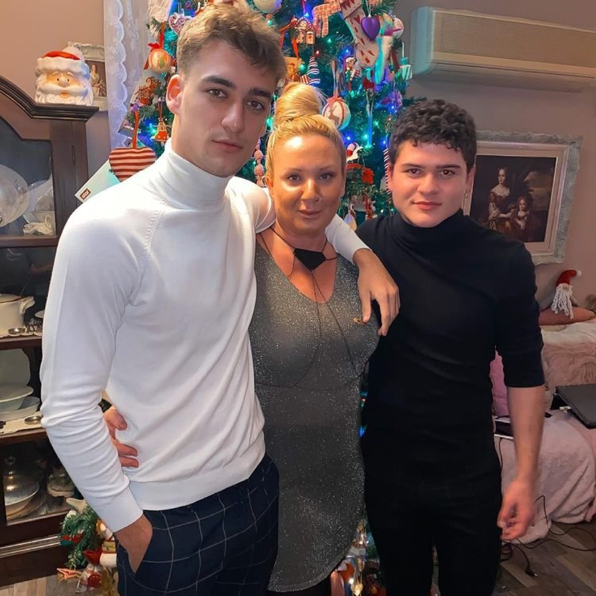 Η πρώην σύζυγος του Στέλιου Κρητικού με τα παιδιά τους