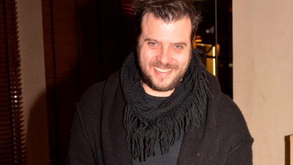 Ο Λάμπης Λιβιεράτος σε δημόσια εμφάνiση.