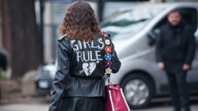 Τα παντελόνια στο street style με δερμάτινο μπουφάν.