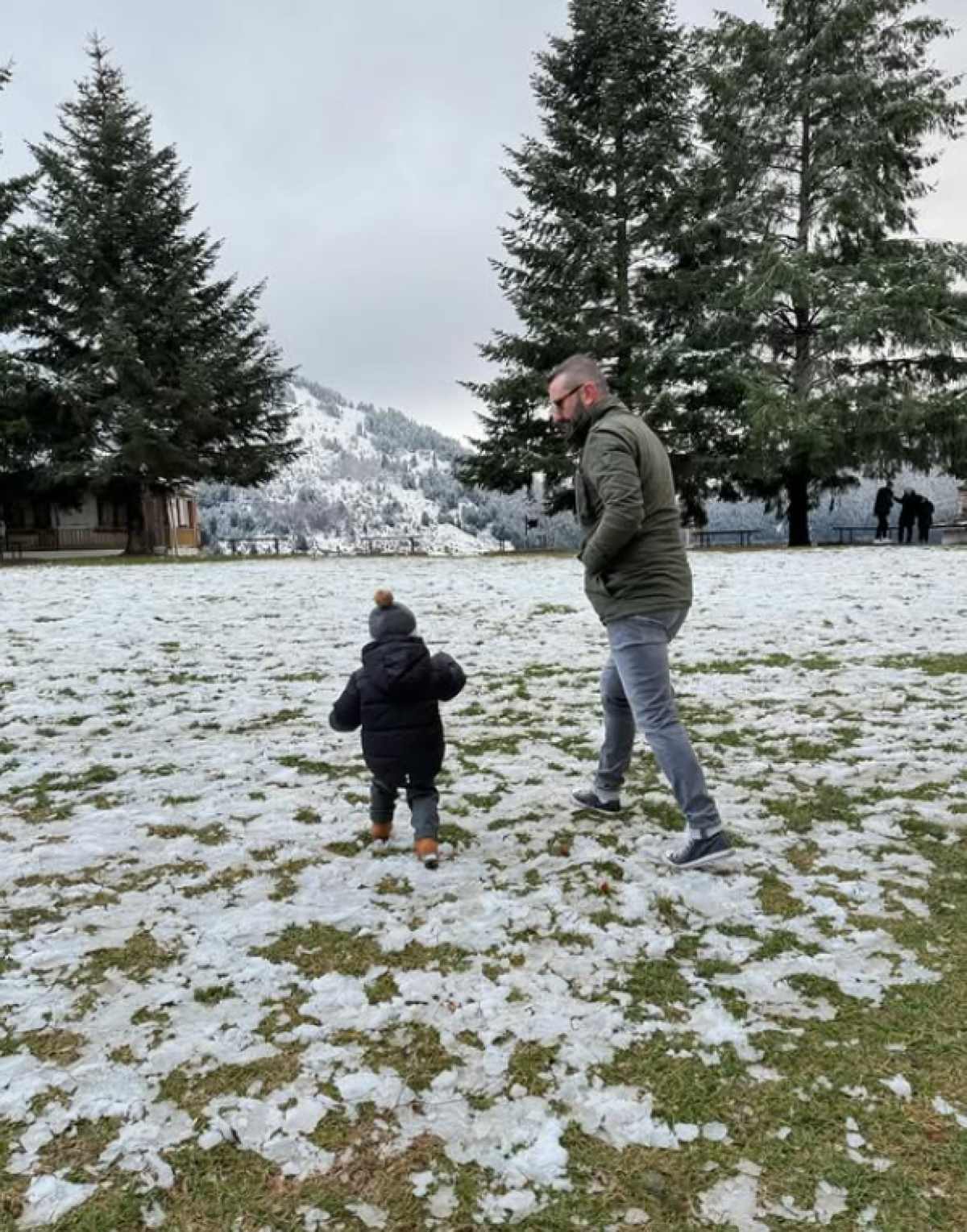 Ο Λεωνίδας Κουτσόπουλος με τον γιο του. 