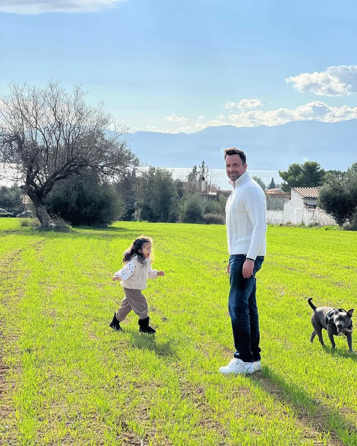 Η κόρη του Γιώργου Λιανού με τον σκύλο τους και εκείνον σε βόλτα