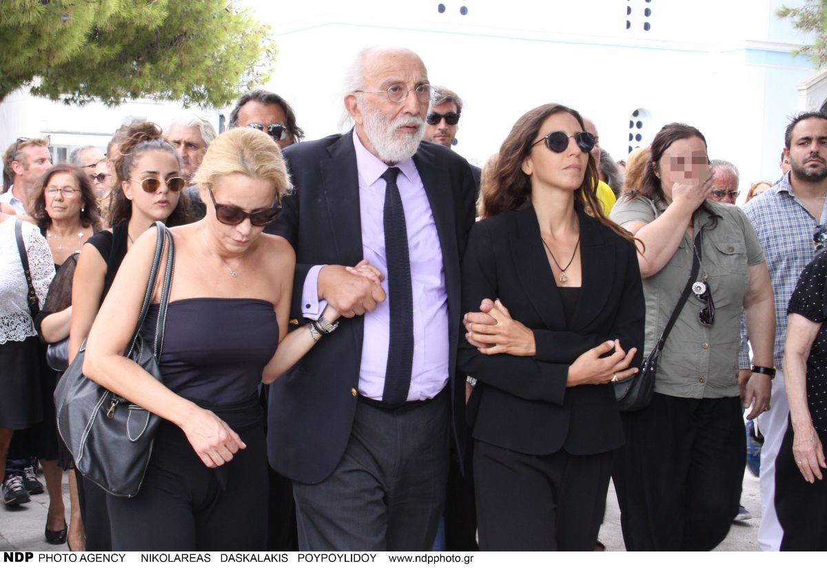 Ο Λυκουρέζος με τις κόρες του την κηδεία της ζωής Λάσκαρη