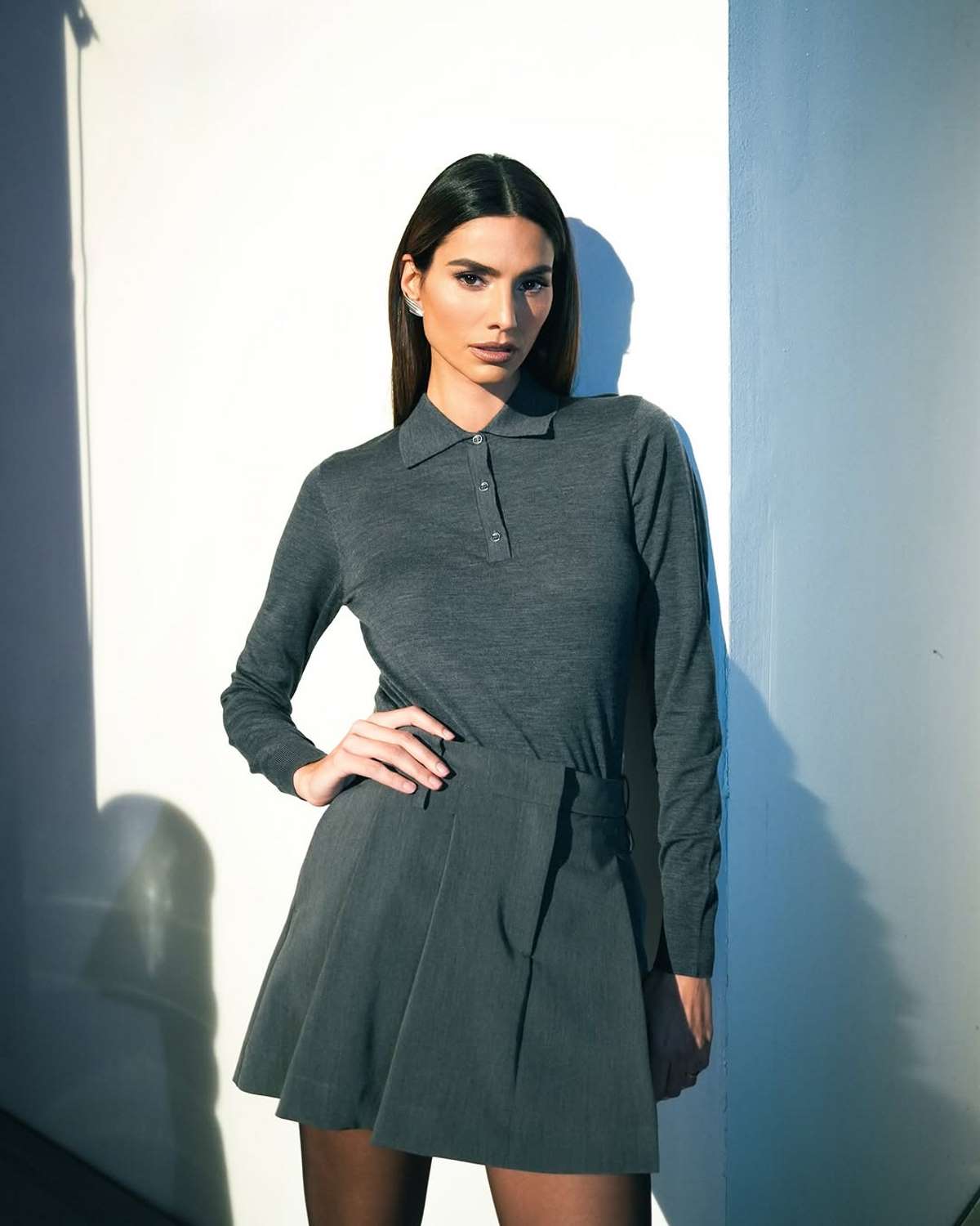 H Ηλιάνα Παπαγεωργίου με γκρι σύνολο