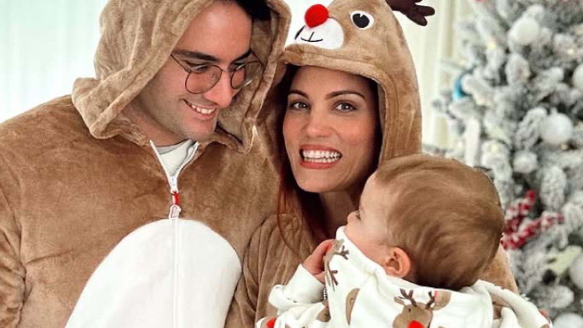 Η Μαίρη Συνατσάκη και ο Ίαν Στρατής με το παιδί τους στο Instagram.