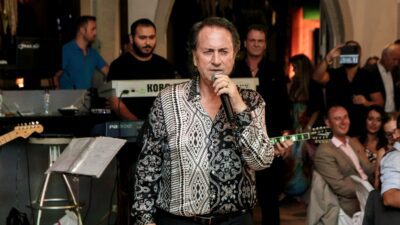 Ο Μάκης Χριστοδουλόπουλος με το μικρόφωνο στο χέρι