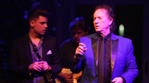 Ο Μάκης Χριστοδουλόπουλος πάνω στην σκηνή.