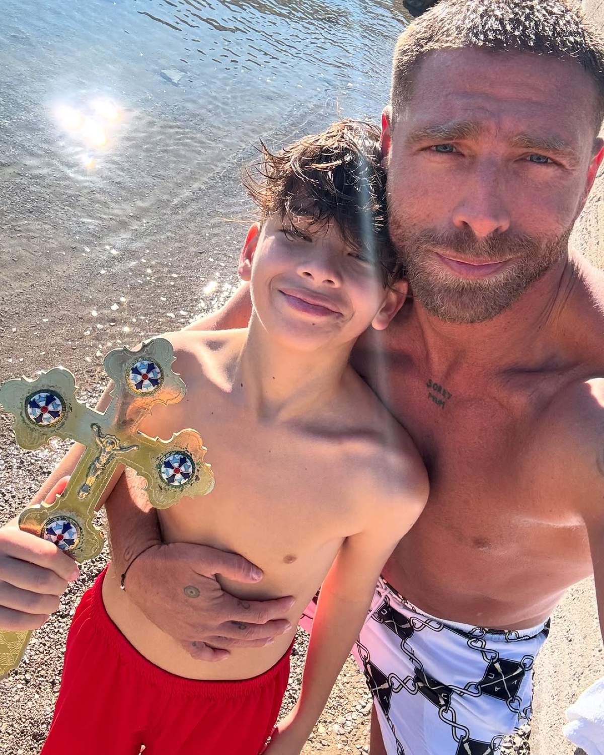 Ο Γιώργος Μανίκας και ο γιος του με τον Τίμιο Σταυρό στα χέρια στην Αντίκυρα